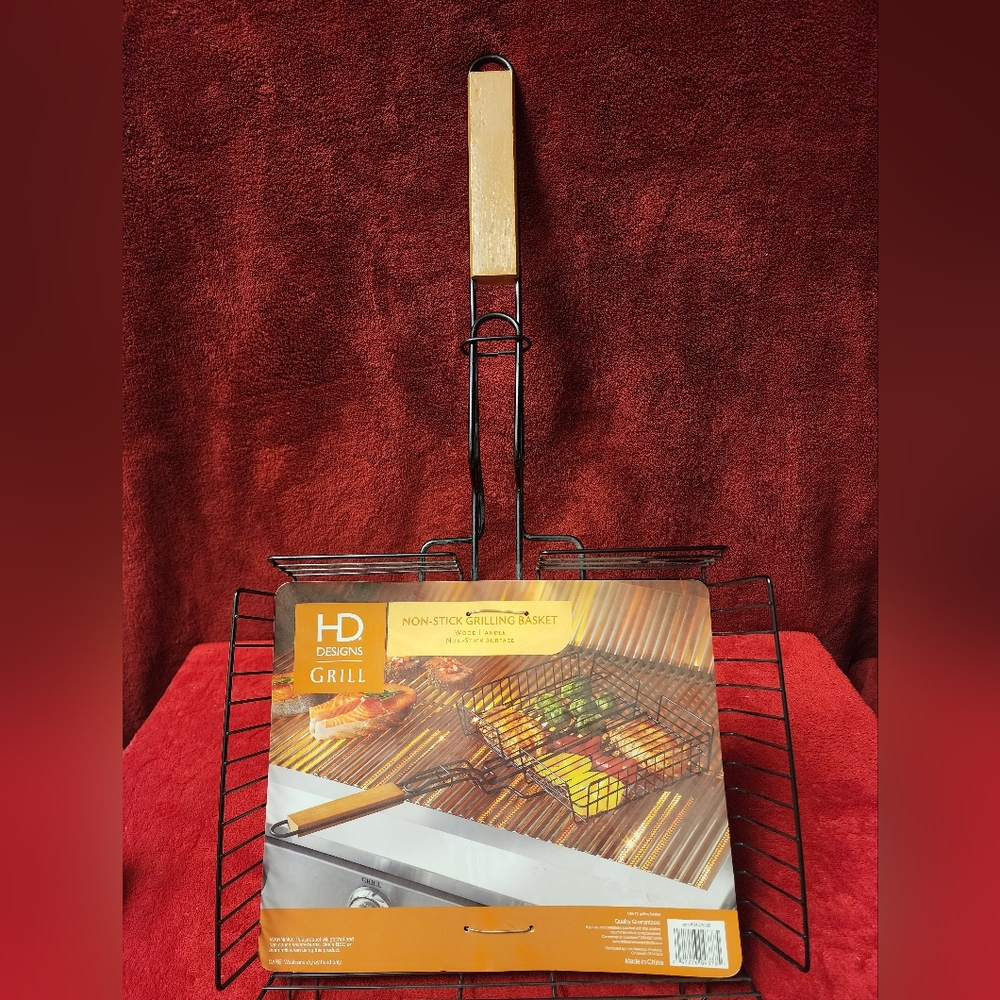 NWT.HD Design Grill, Non-Stick Grilling Basket. Wood Handle Non-stick Surface.